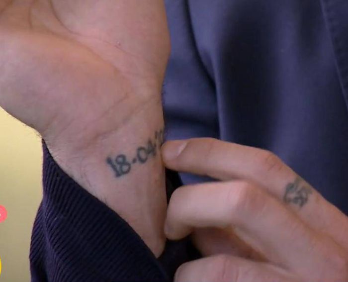 Michele Morrone: tatuaż na nadgarstku – data śmierci ojca