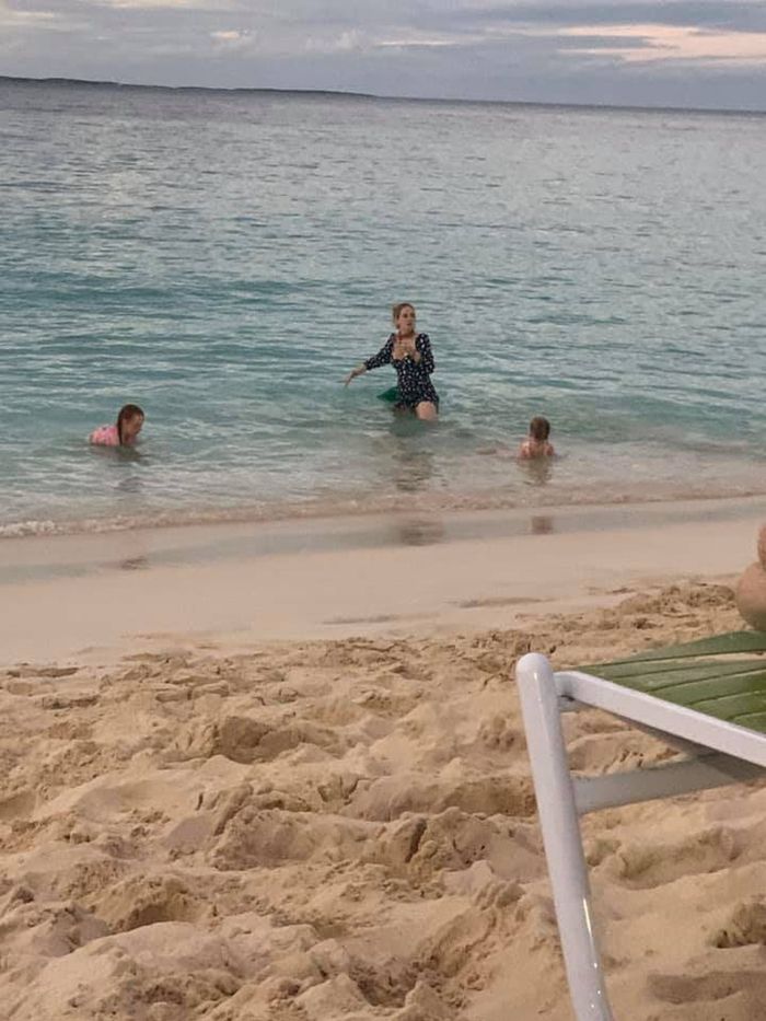 Adele na plaży na Karaibach