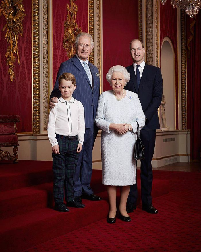 Królowa Elżbieta II z księciem Williamem, księciem Karolem i księciem George'm