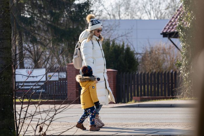 Marta Żmuda Trzebiatowska na spacerze z synkiem. Ma coraz większy brzuszek