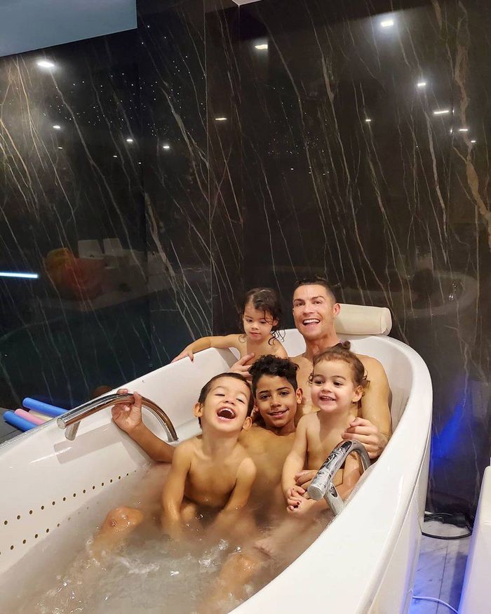 Cristiano Ronaldo z dziećmi, Instagram