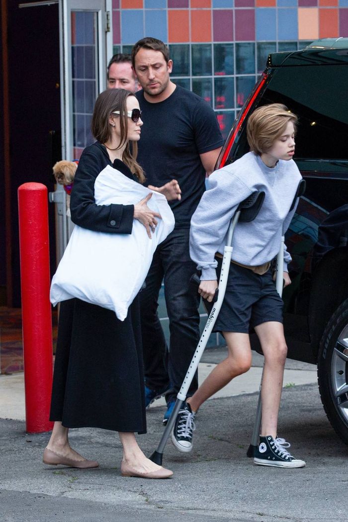 Shiloh Jolie-Pitt porusza się o kulach