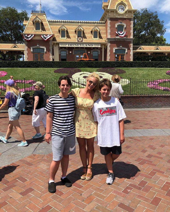 Britney Spears z synami, Instagram