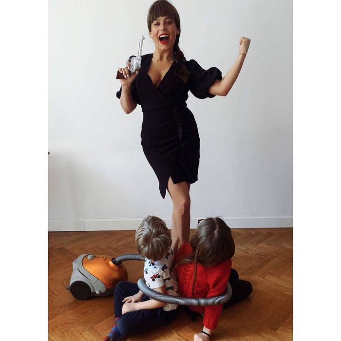 Anna Mucha z grzywką bawi się z dziećmi podczas kwarantanny