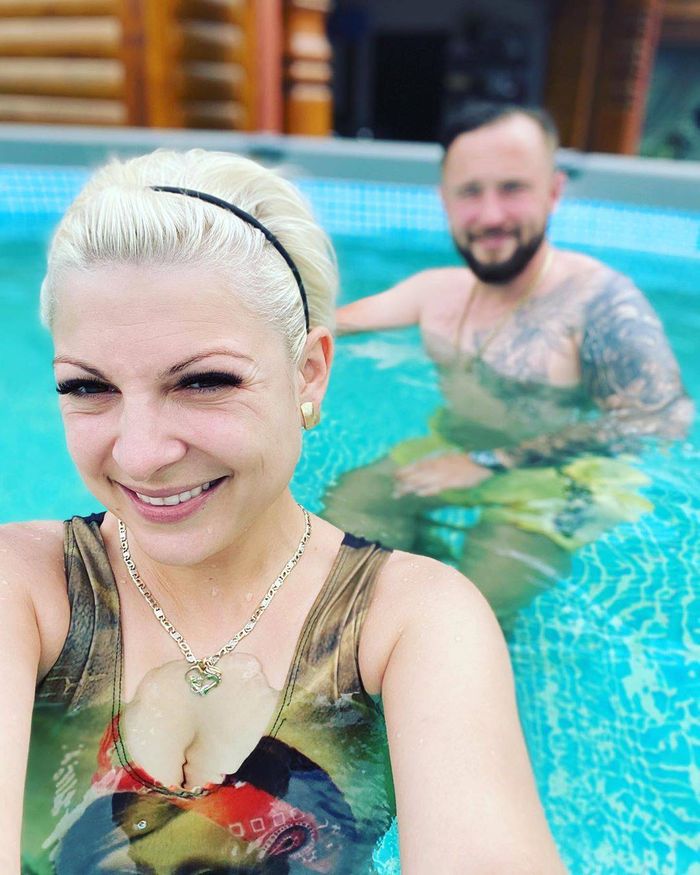 Magda Narożna z partnerem na basenie