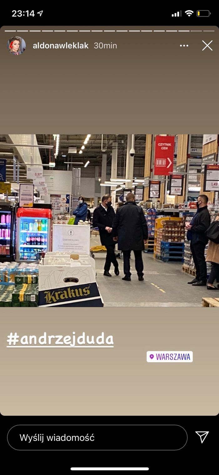 Andrzej Duda kupuje znicze w Makro