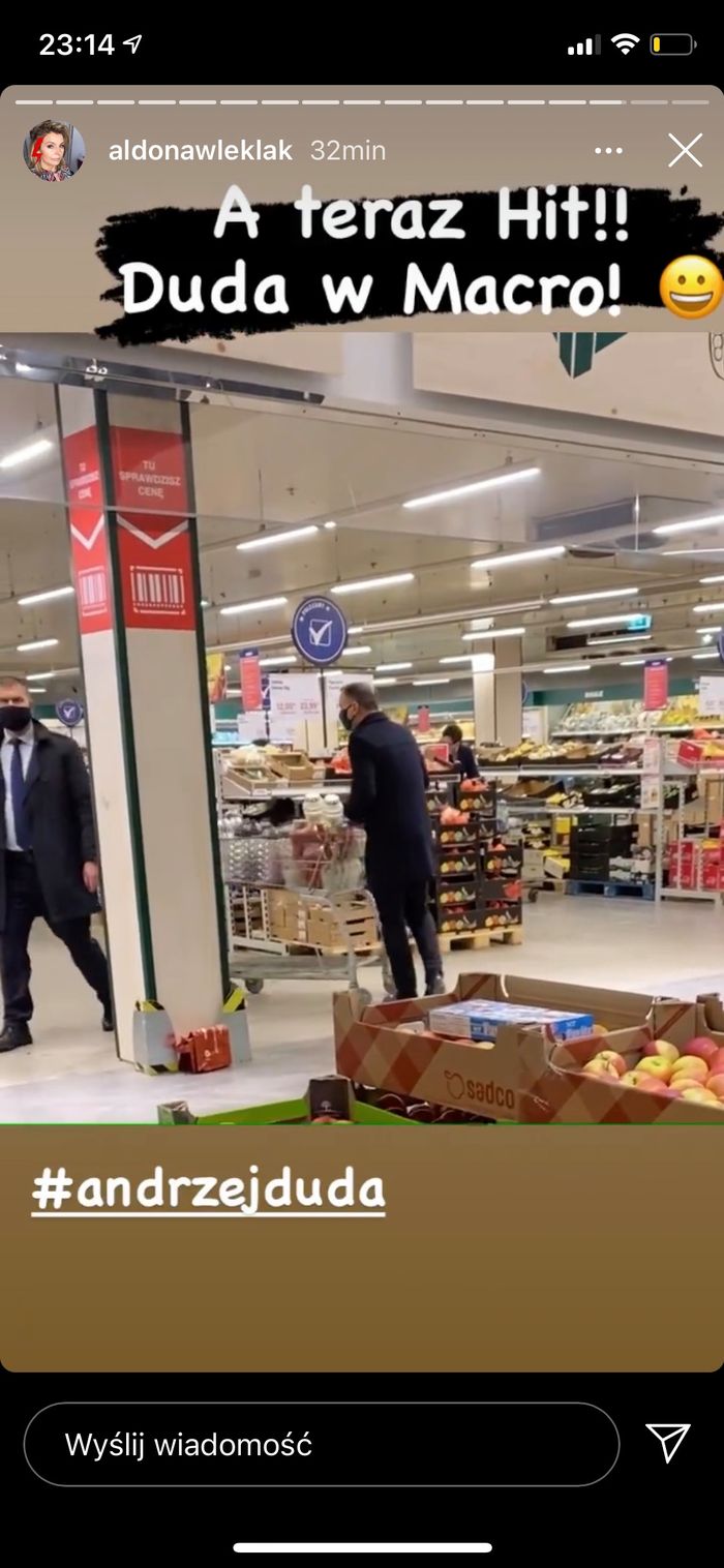 Andrzej Duda kupuje znicze w Makro