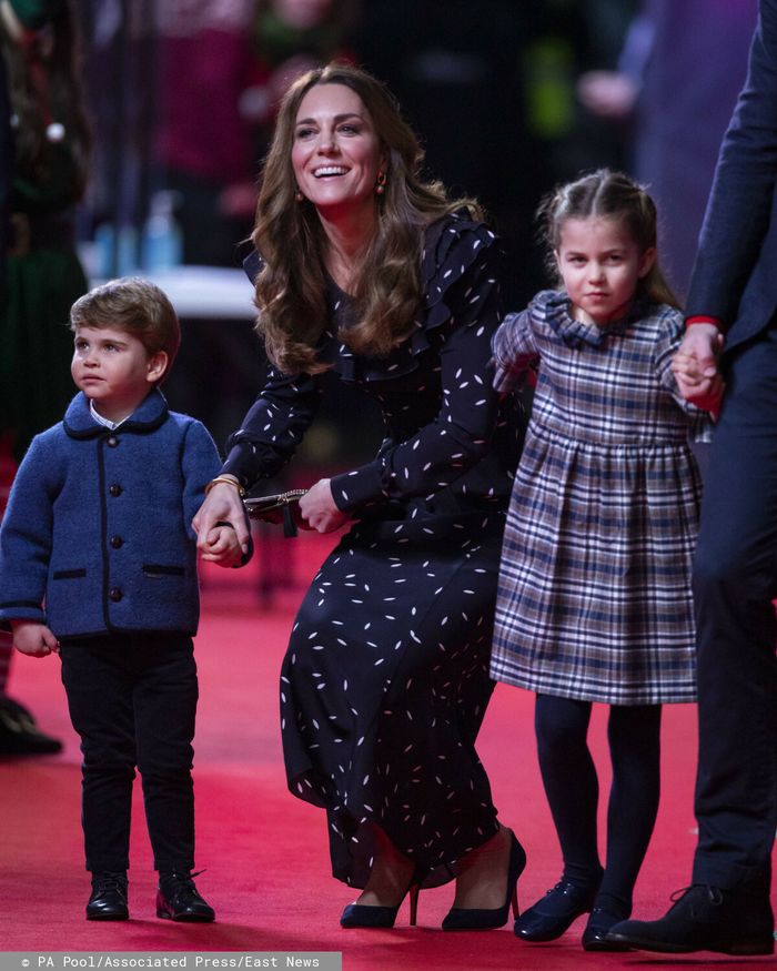 Kate i William z dziećmi (Louis, Charlotte i George) w teatrze Palladium