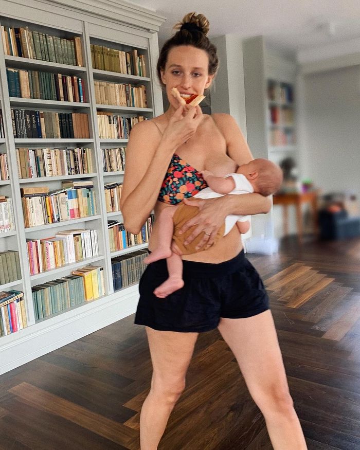 Aleksandra Żebrowska publikuje na Instagramie zdjęcia na których karmi piersią