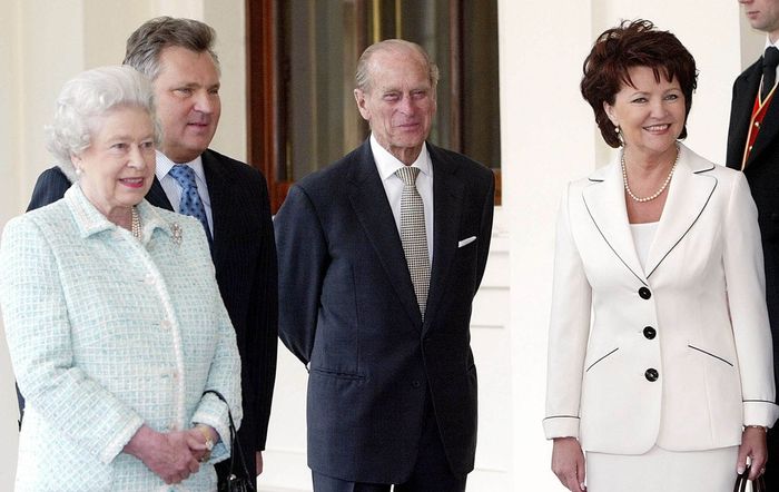 Aleksander Kwaśniewski z żoną i królowa Elżbieta II z księciem Filipem w Pałacu Buckingham