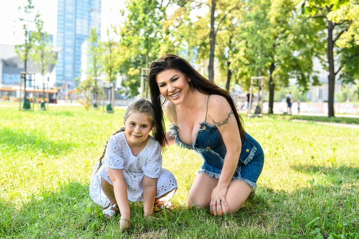 Iwona Węgrowska z córką w centrum Warszawy