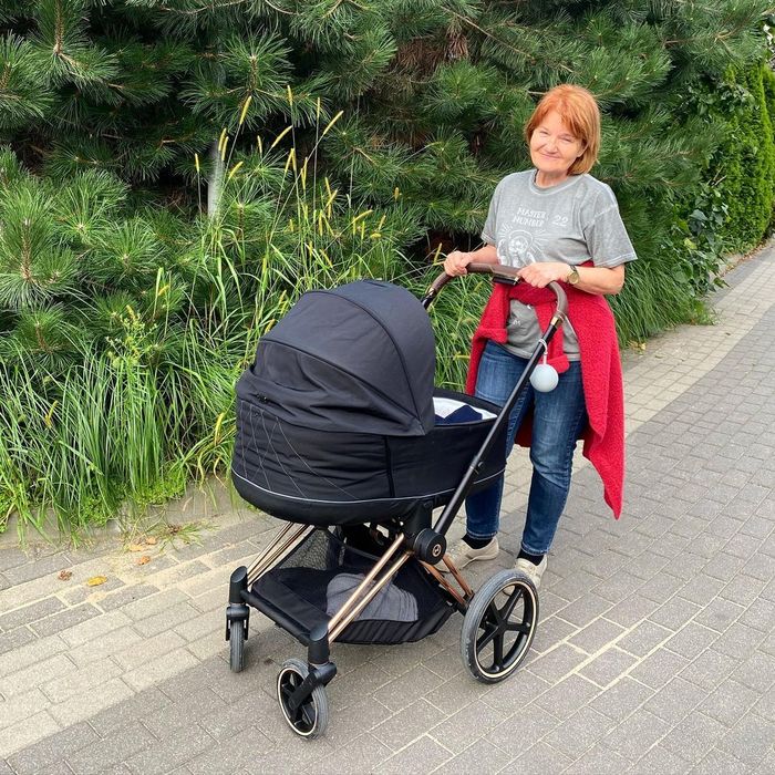 Maria Winiarska z wnuczką na spacerze