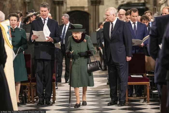 Królowa Elżbieta II i książę Andrzej na mszy ku pamięci Filipa