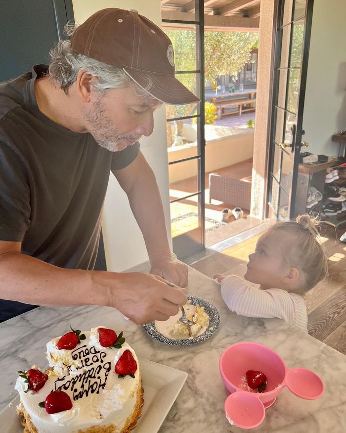 Mąż Joanny Krupy zajada tort urodzinowy z Ashą