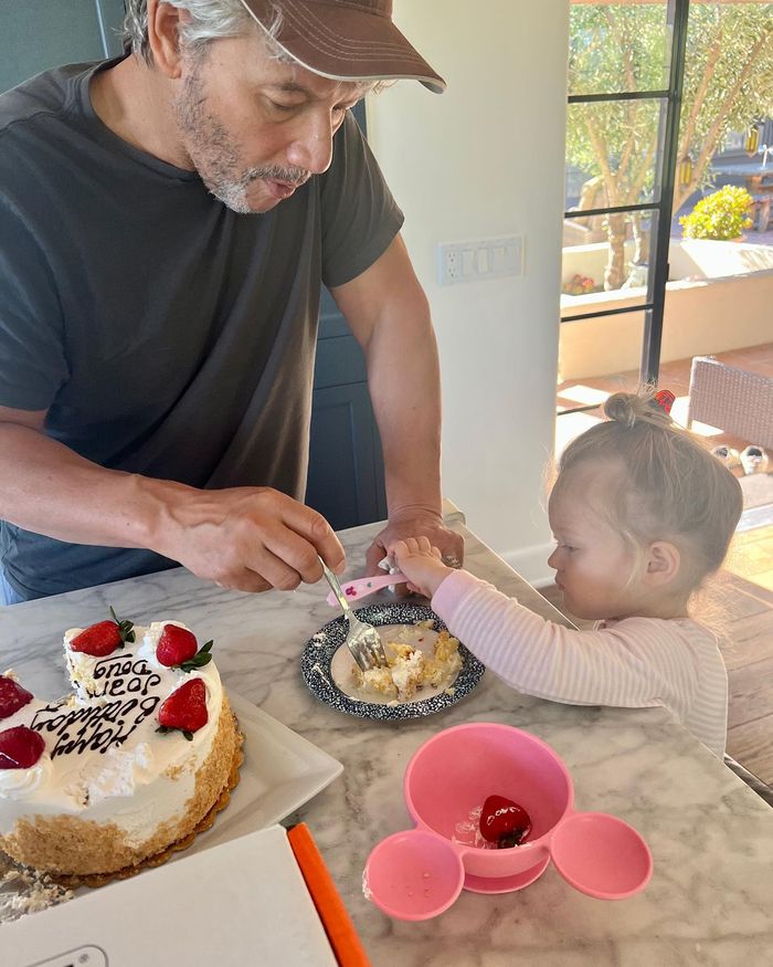 Mąż Joanny Krupy zajada tort urodzinowy z Ashą