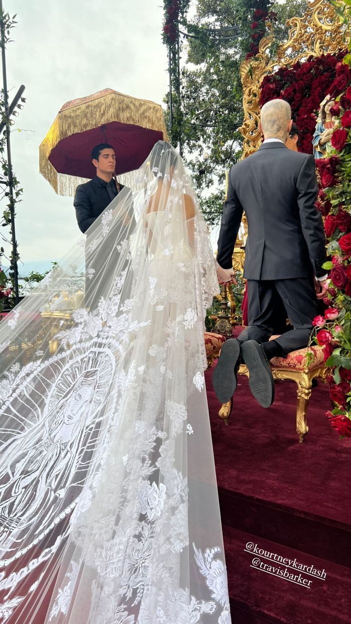Trzeci ślub Kourtney Kardashian i Travisa Barkera. Stylizacje