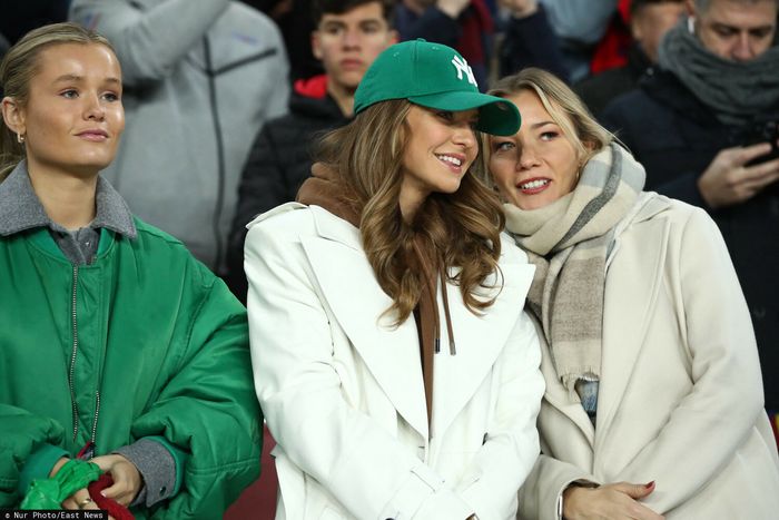 Mikky Kiemeney, Anna Lewandowska i Gatica na meczu FC Barcelona