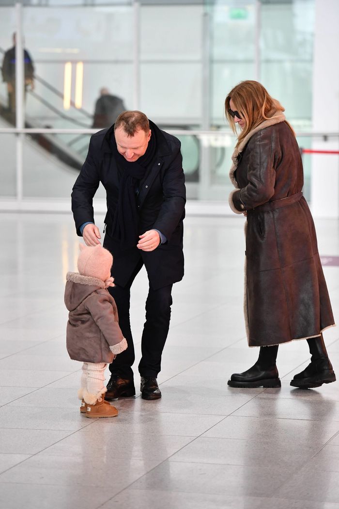 Jacek Kurski na lotnisku z Joanną i córką