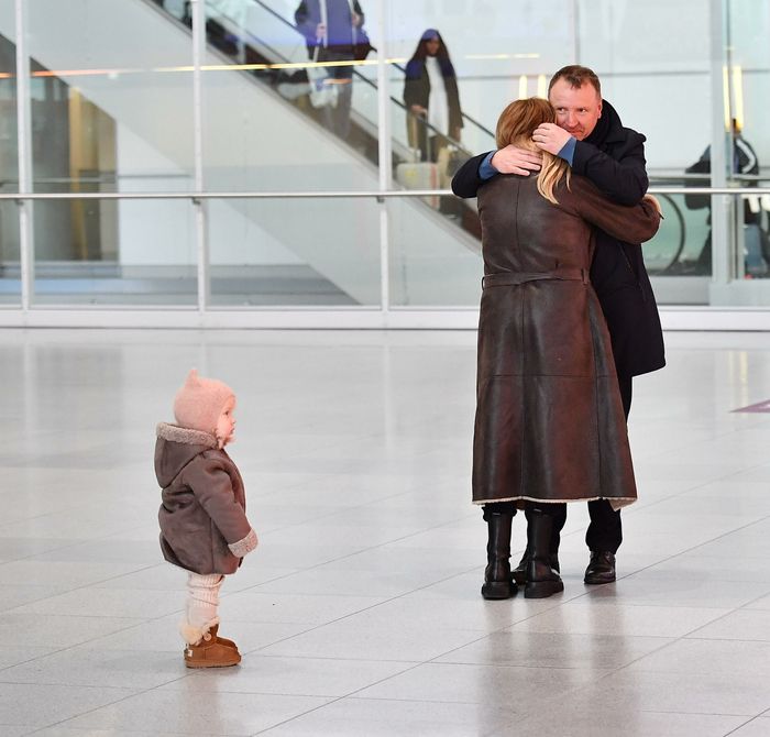 Jacek Kurski na lotnisku z Joanną i córką