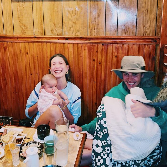 Justin Bieber i Hailey Bieber z niemowlęciem