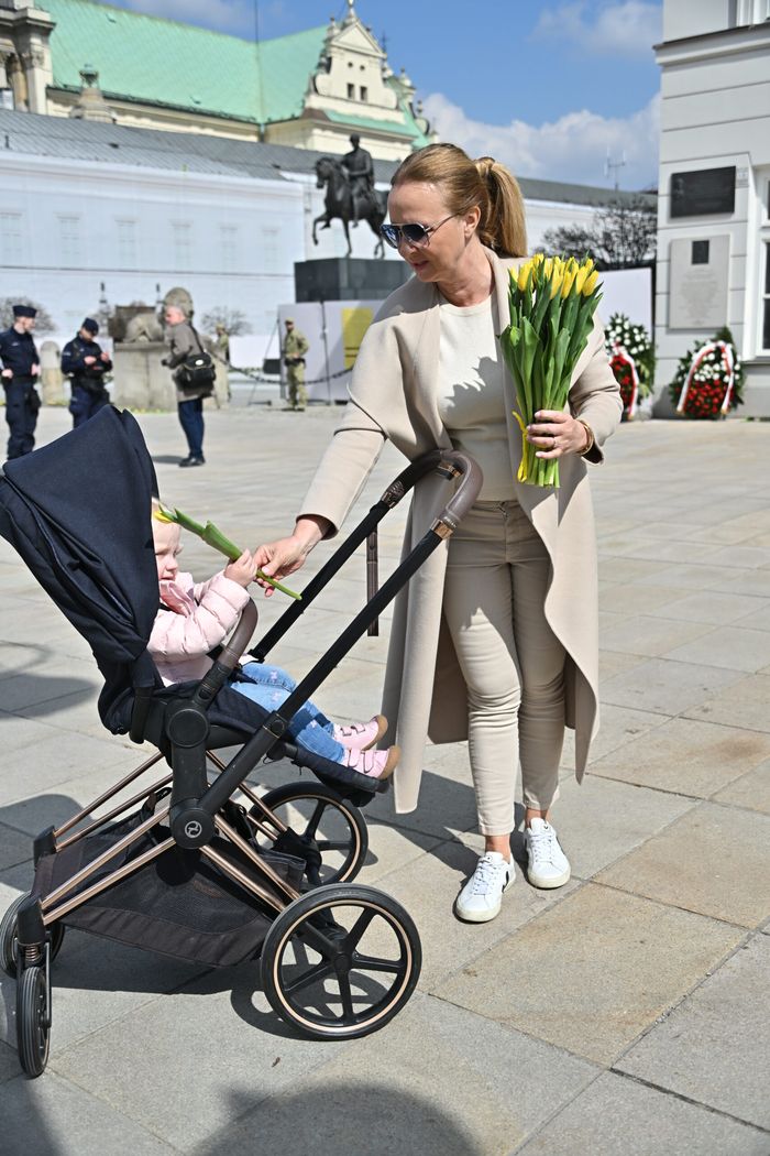 Joanna Kurska z córką Anna Klarą pod Pałacem Prezydenckim fot. KAPiF