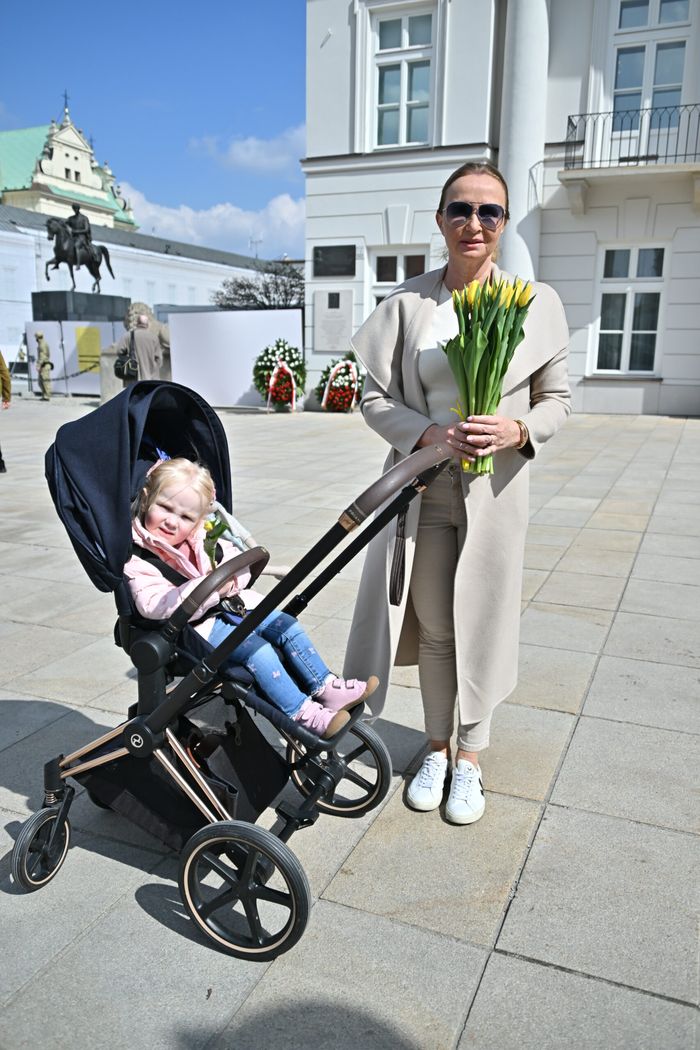 Joanna Kurska z córką Anna Klarą pod Pałacem Prezydenckim fot. KAPiF