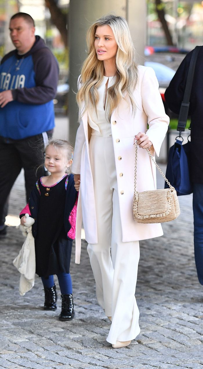 Joanna Krupa z córką Ashą przed budynkiem DDTVN fot. KAPiF