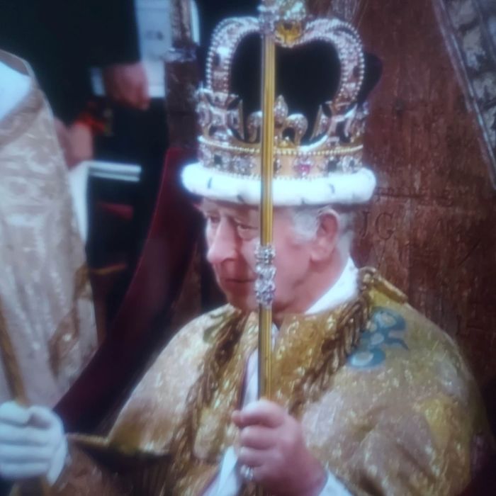 Król Karol III podczas swojej koronacji (fot. zrzut ekranu z telewizji)
