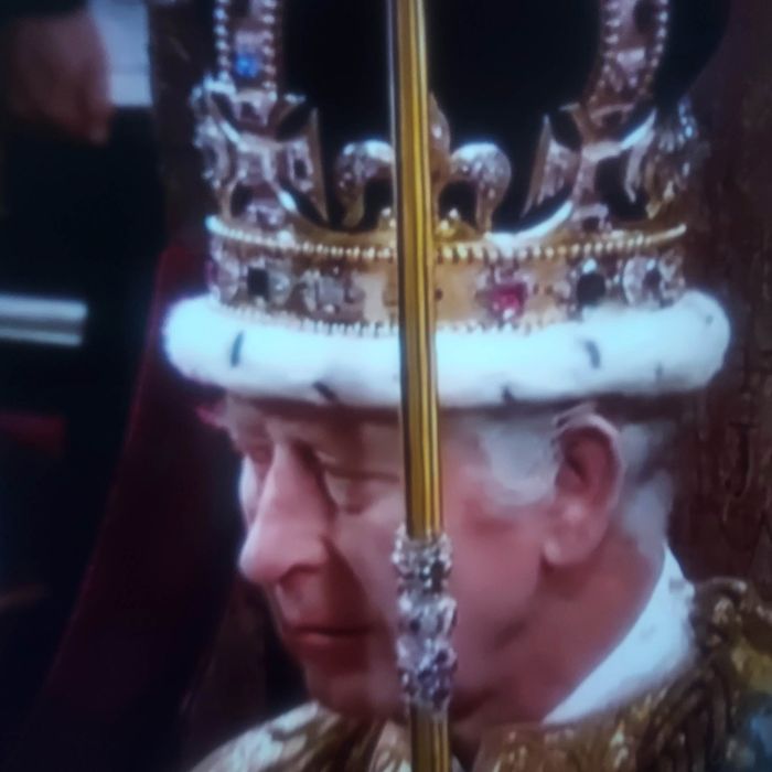 Król Karol III podczas swojej koronacji (fot. zrzut ekranu z telewizji)