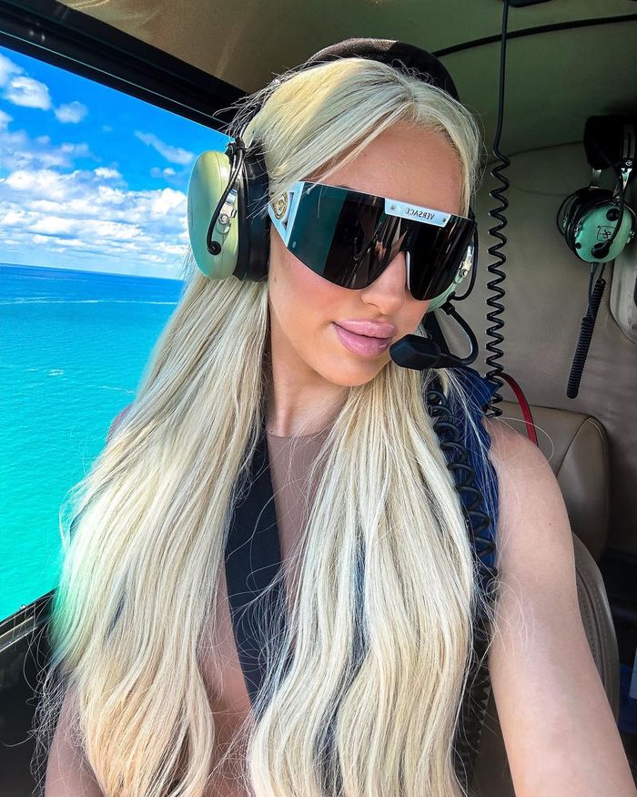 Caroline Derpieński lata helikopterem nad Miami