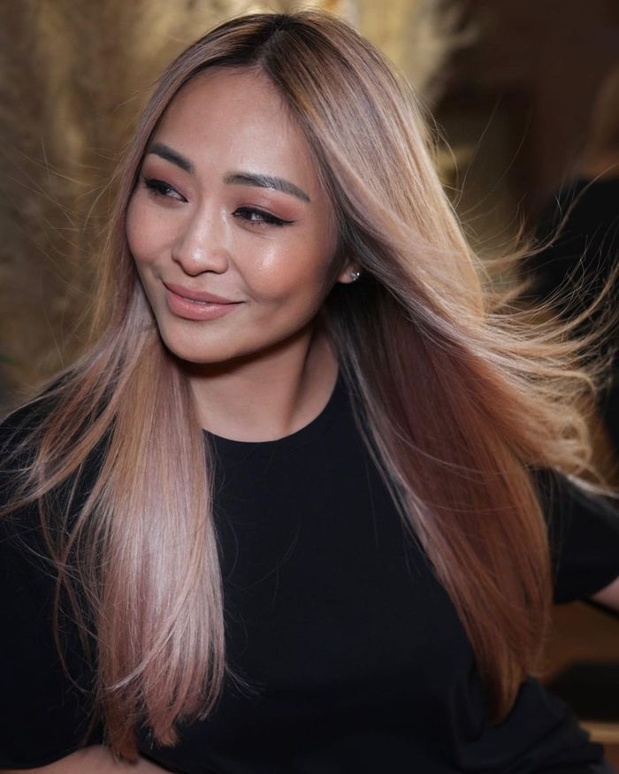 Misheel Jargalsaikhan jako blondynka