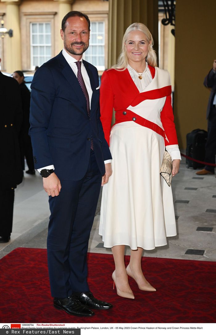Haakon i Mette-Marit z Norwegii - przyjęcie przed koronacją Karola III (fot. East News)