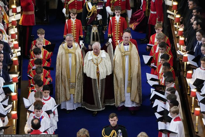 Król Karol III podczas swojej koronacji (fot. EastNews)