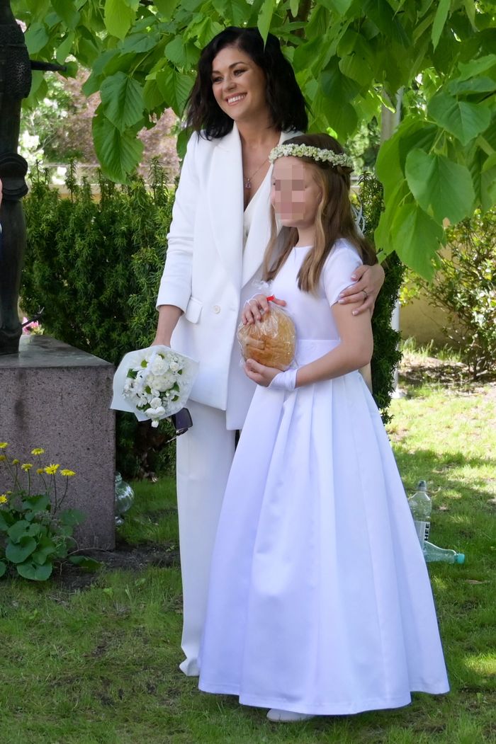 Kasia Cichopek z córką - komunia Helenki Hakiel fot. AFEos