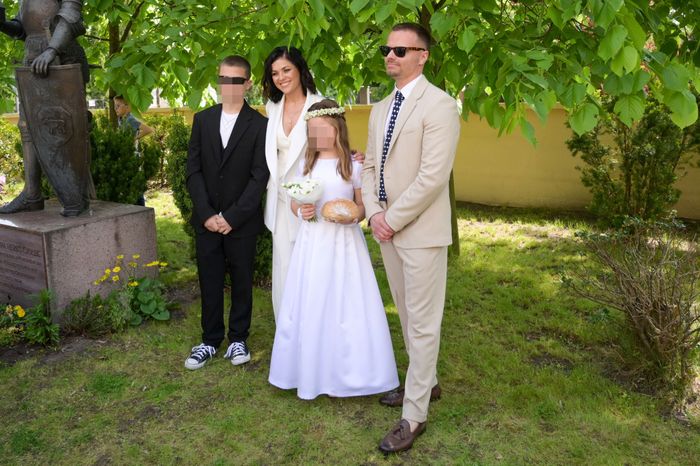 Marcin Hakiel, Kasia Cichopek, Adam Hakiel, Helenka Hakiel - komunia Helenki Hakiel fot. AFEos