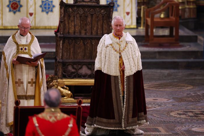 Król Karol III podczas swojej koronacji (fot. EastNews)