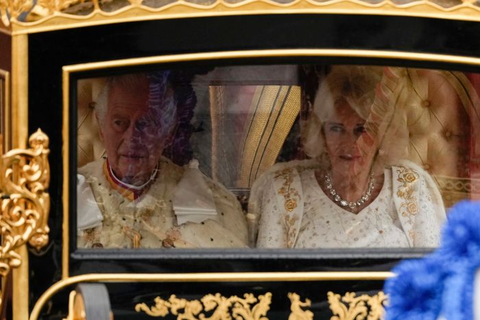 Karol III i królowa Camilla w karocy (fot. GettyImages)