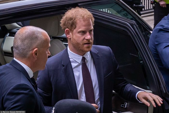 Książę Harry przed budynkiem sądu w Londynie zdj. East News