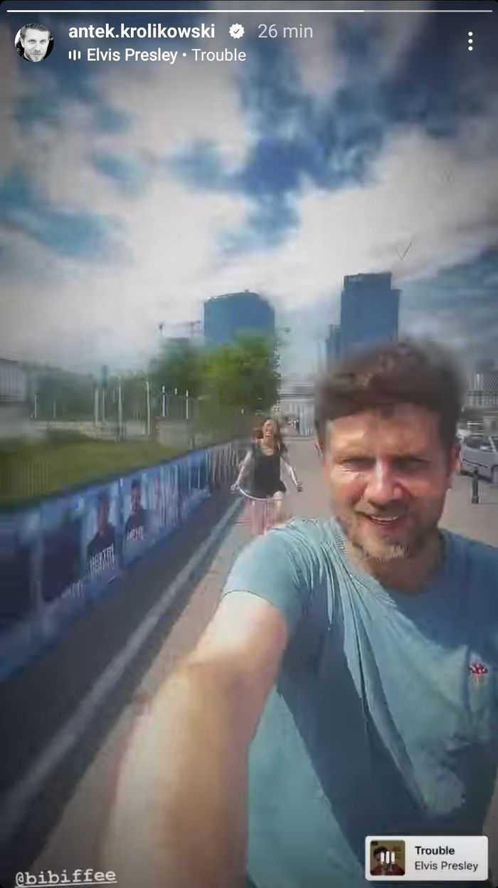 Antek Królikowski z Izą na rowerach
