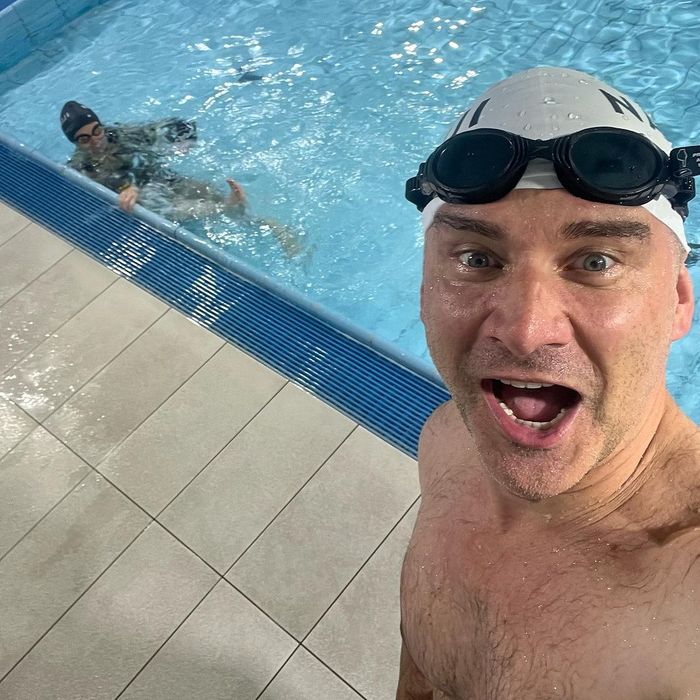 Tomasz Kammel uczy się pływać
