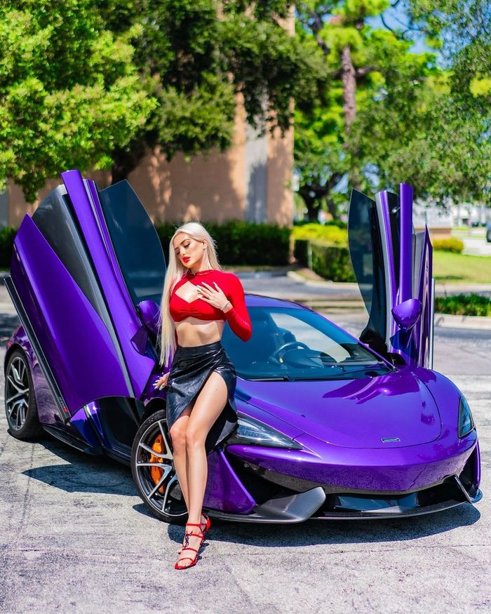 Caroline Derpieński pokazuje biżuterię (fot. Instagram)