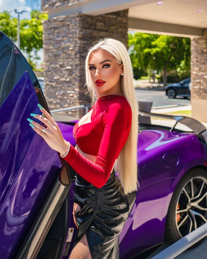 Caroline Derpieński pokazuje biżuterię (fot. Instagram)