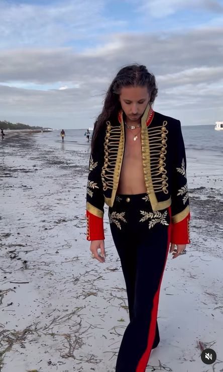 Michał Szpak podbija Afrykę w ekscentrycznym stroju (fot. Instagram)