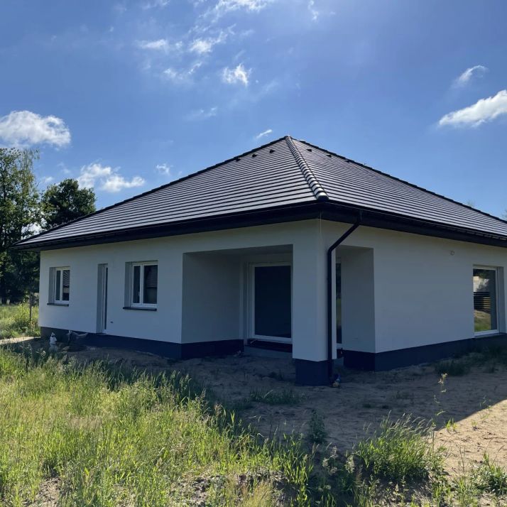 Rusiec - dom parterowy z garażem - realizacja budowy domu