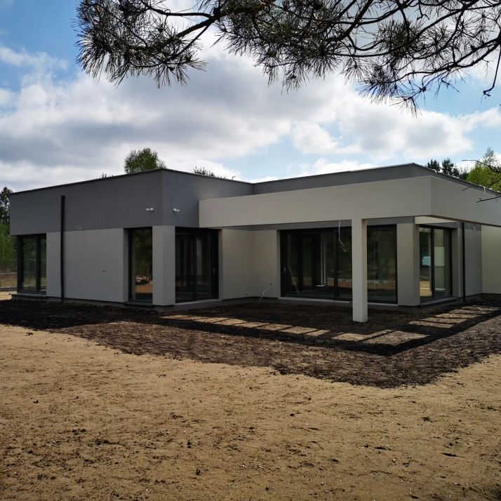 Osowiec - dom z dachem płaskim - realizacja budowy domu