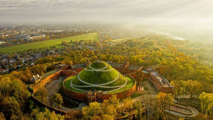 Nowy park w Krakowie. Spacer w historycznym klimacie