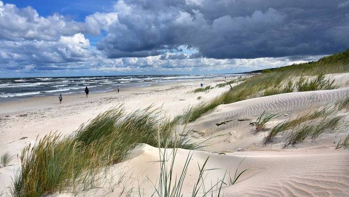 Jantar - miejscowość pełna bursztynu. Dlaczego to dobra opcja na urlop?