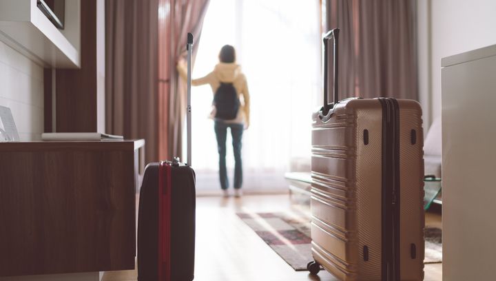 Krótsze wyjazdy i ostrożne decyzje. Majówka 2025 i sezon letni oczami branży