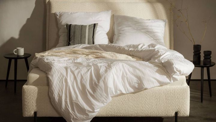 Łóżka w stylu japandi: poznaj gorący trend wnętrzarski i wybierz model