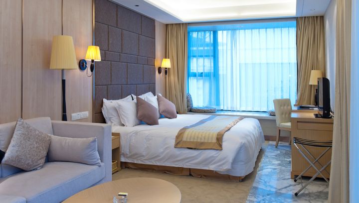 Jedzenie, ładowarki i... bielizna? Co goście zostawiają i co ginie z obiektów